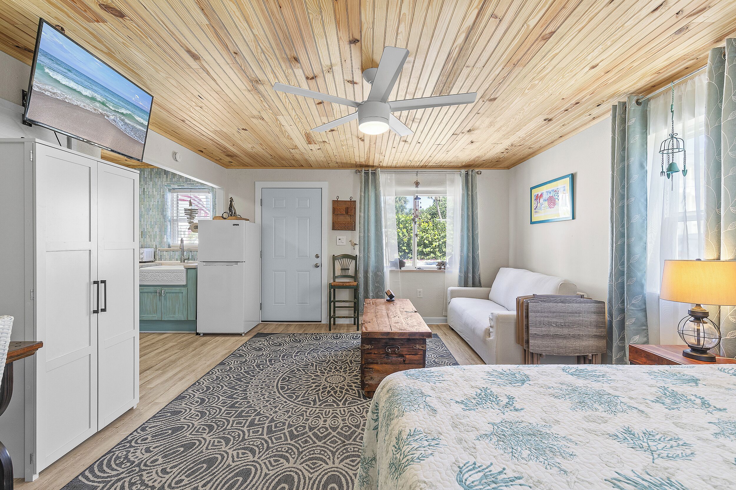 1 soverom, skrivebord, wi-fi (inkludert) og sengetøy