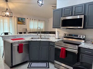 Fridge, microwave, oven, stovetop - Luxury House (Kissimmee)