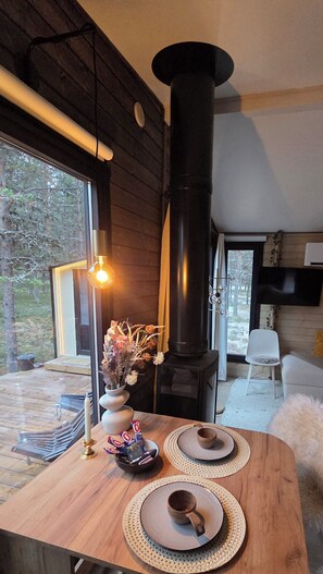 Chimenea, piso con calefacción