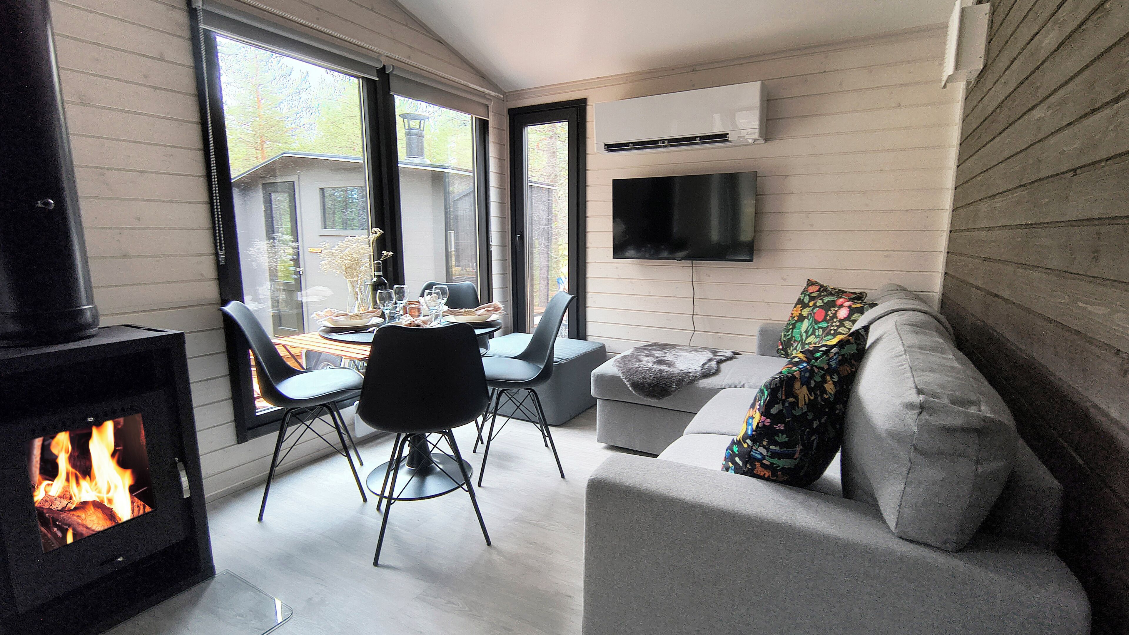 Stuga Superior - uteplats - utsikt mot dalen | Vardagsrum | Eldstad och golvvärme