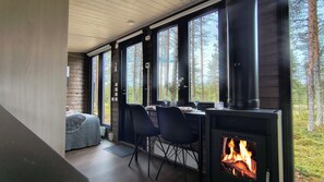 Chalet, patio, vista al valle | Área de sala de estar | Chimenea y piso con calefacción 