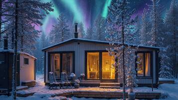 Decoración personalizada, escritorio y espacio para trabajar con laptop