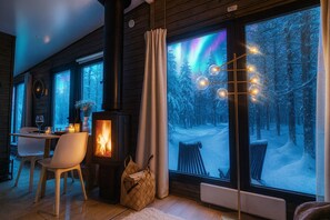 Chalet supérieur, patio, vue sur la vallée | Aire de séjour | Foyer, planchers chauffants