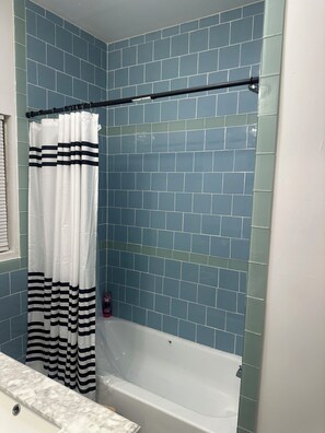 Hair dryer, towels, soap, toilet paper - 3-bedroom house in charming Southhull neighborhood, close to downtown! (Montgomery)