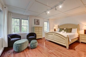 Iron/ironing board, Internet, bed sheets - Le Chalet des Chênes, Nature Retreat - HOT TUB! (Orford)