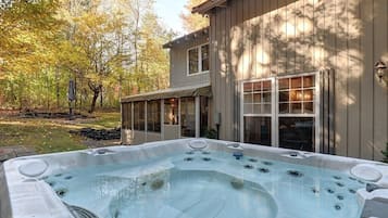 Tina de hidromasaje al aire libre