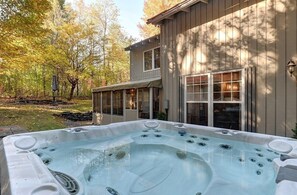 Outdoor spa tub - Le Chalet des Chênes, Nature Retreat - HOT TUB! (Orford)