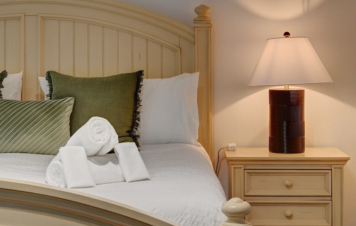 Strygejern/strygebræt, internetforbindelse, sengetøj