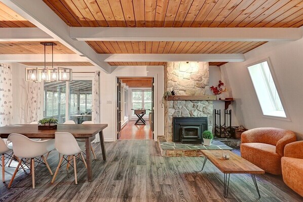 Dining - Le Chalet des Chênes, Nature Retreat - HOT TUB! (Orford)