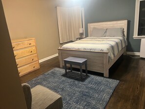 2 bedrooms, iron/ironing board, internet, bed sheets