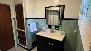 Serviettes fournies, savon, papier toilette