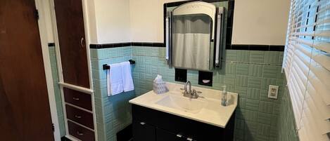 مناشف، صابون، ورق حمّام