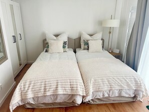 1 dormitorio, tabla de planchar con plancha, wifi y ropa de cama