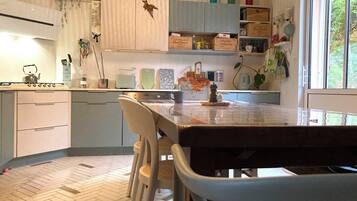 Een koelkast, een microgolfoven, een oven, een kookplaat