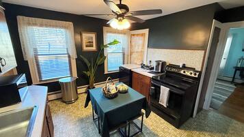 Een koelkast, een magnetron, een oven, een kookplaat