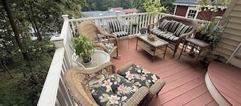 Gallows Hill Guest House, Charming 2BR Apartment on Gallows Hill in Salem, MA