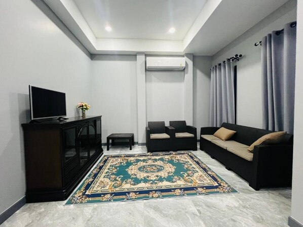 House, 3 Bedrooms, Smoking, Patio | Living room