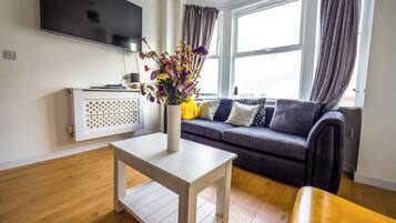 Kolmen hengen huone, näköala pihalle | Oleskelualue