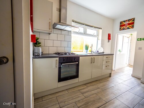 Ensuite2 Woodhouse private bath 2kitchen