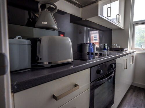 Ensuite2 Woodhouse private bath 2kitchen