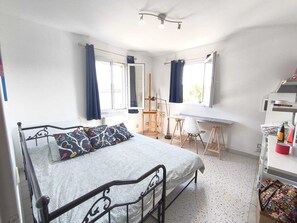 3 bedrooms, iron/ironing board, Internet, bed sheets