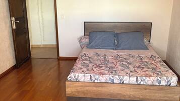 Iron/ironing board, bed sheets