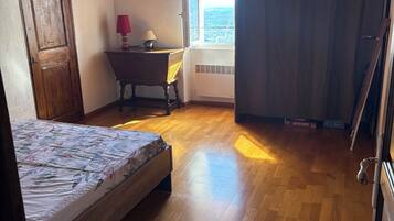 Een strijkplank/strijkijzer, beddengoed