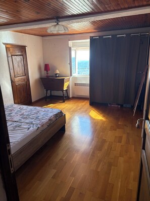 Fer et planche à repasser, draps fournis