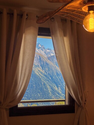 Cosy cocoon with breathtaking view + covered parking lot