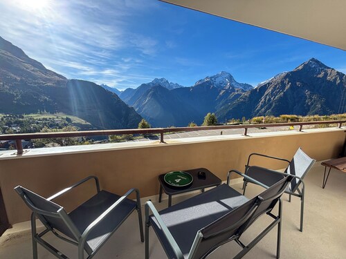 Cosy cocoon with breathtaking view + covered parking lot