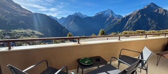 Cosy cocoon with breathtaking view + covered parking lot