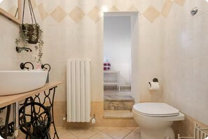 Shower, hair dryer, bidet, towels - aCasetta – A/C & Charm in Medieval Center (Viterbo)