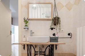 تجهيزات دش، مجففات شعر، مراحيض شطف، مناشف