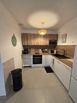 Kjøleskap, mikrobølgeovn, ovn og kokeplater