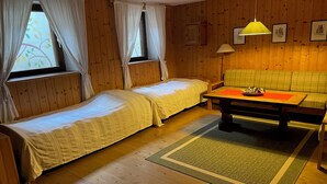 4 soverom, strykejern/-brett, wi-fi (inkludert) og sengetøy