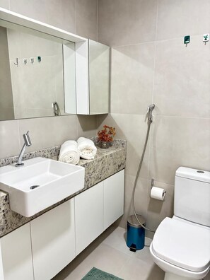 Standard Apartment, Lanai, City View | Bathroom - Studio Safira em Beach Class Meireles (Fortaleza)