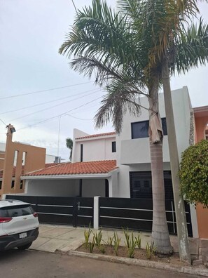 Exterior - Lovely 4-bedroom house with AC in Mazatlán 4 blocks from the Beach - Golden zone (Mazatlán)