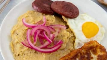 Päivittäinen tilauksen mukaan valmistettu aamiainen maksusta