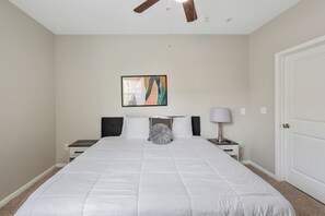 Tabla de planchar con plancha, internet y ropa de cama 