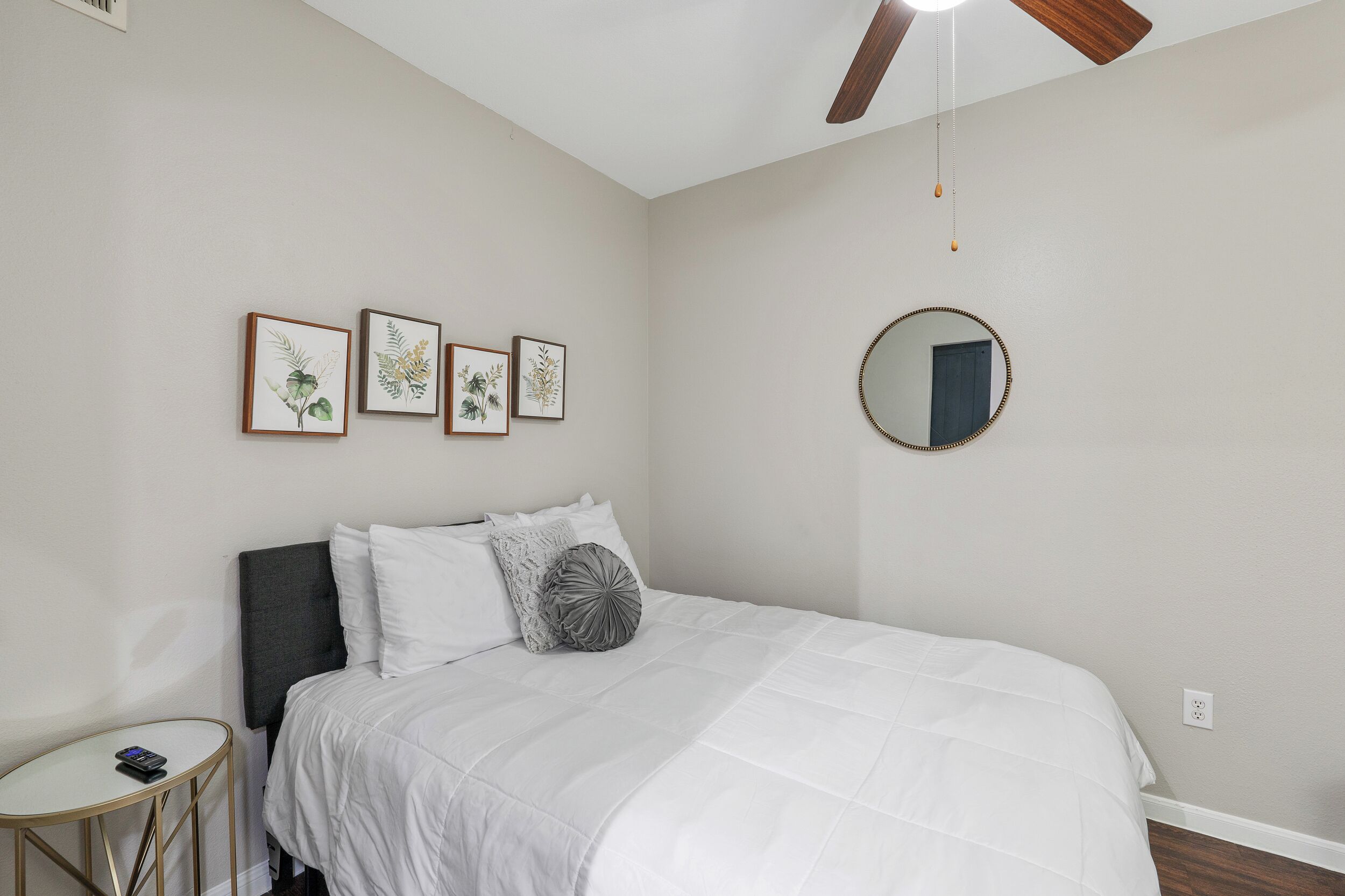 2 bedrooms, iron/ironing board, internet, bed sheets