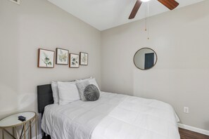 Strykjärn/strykbräda, internet och sängkläder