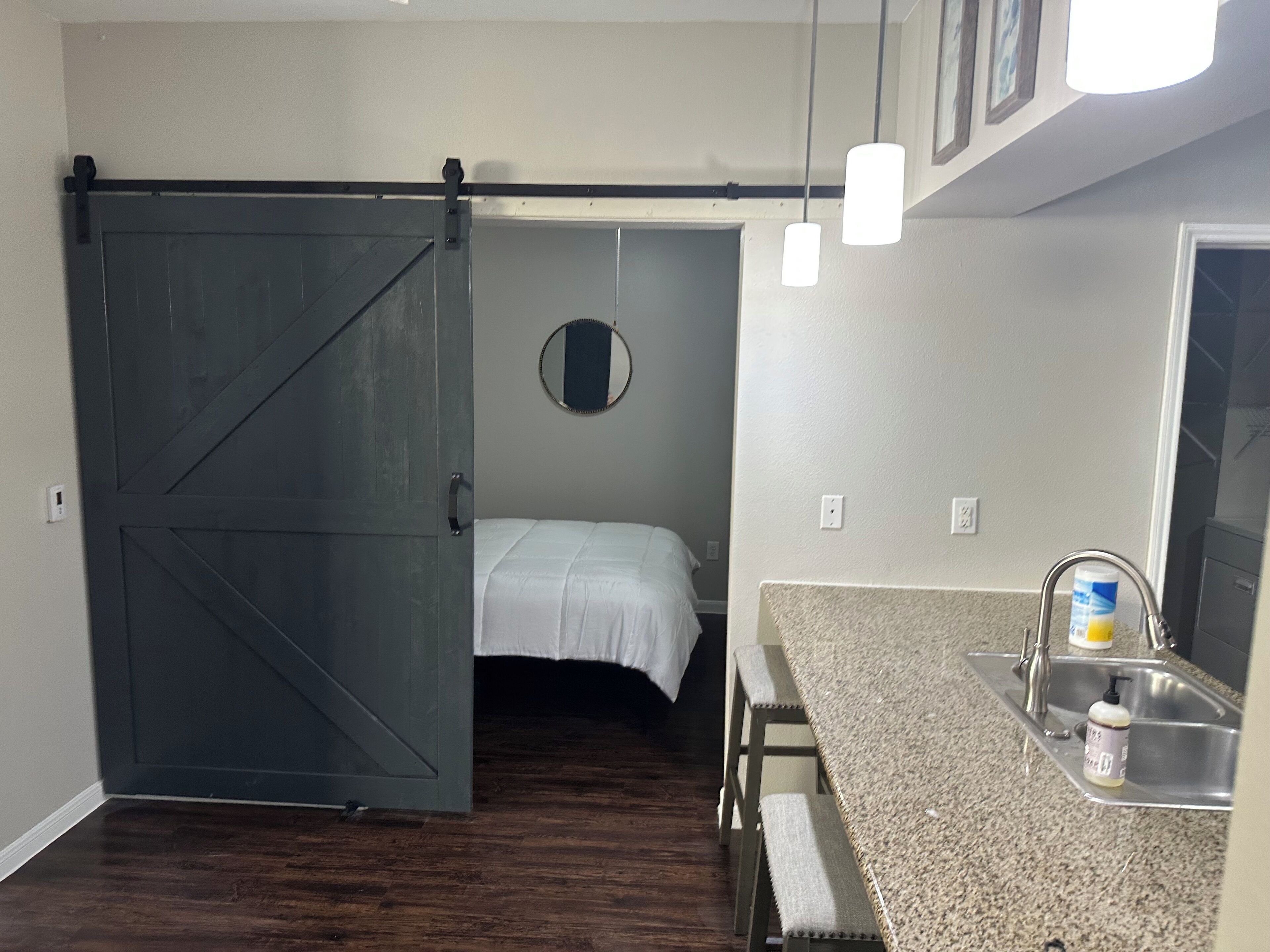 2 habitaciones, tabla de planchar con plancha, internet y ropa de cama 