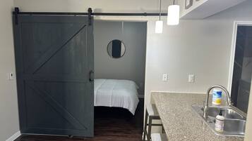 2 bedrooms, iron/ironing board, internet, bed sheets