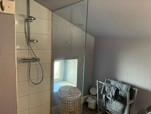 Douche, serviettes fournies, savon, papier toilette
