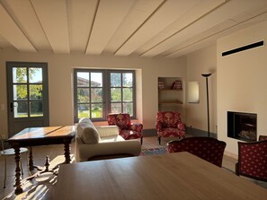 Living area - Drôme Provençale Detached house in 18th century property, tennis access (Pierrelatte)