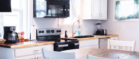 ثلاجة، ميكروويف، فرن، موقد طهي مسطح