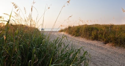 Gone Coastal Lower - 6 minutes walk to boardwalk and beach access!