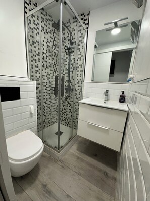 Serviettes fournies, savon, papier toilette