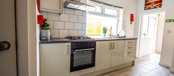 Ensuite3 Woodhouse private bath 2kitchen