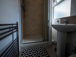 Bathroom - Ensuite3 Woodhouse private bath 2kitchen (Stoke-on-Trent)